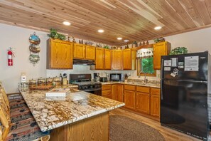 Fridge, microwave, oven, stovetop - Cabin #12 Thunder Bay Resort (Phelps)