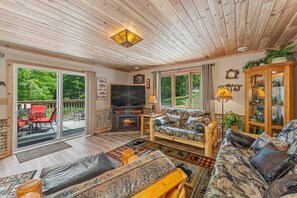 TV, fireplace, DVD player, video library - Cabin #12 Thunder Bay Resort (Phelps)