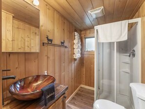 Towels, shampoo, toilet paper