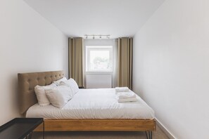 2 Schlafzimmer, Schreibtisch, Bügeleisen/Bügelbrett