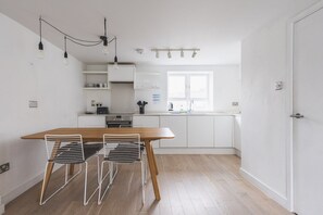 Fridge, oven, dishwasher, coffee/tea maker