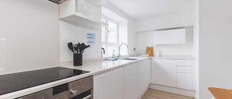 Fridge, oven, dishwasher, coffee/tea maker