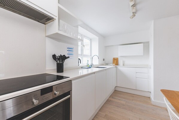 Fridge, oven, dishwasher, coffee/tea maker