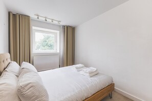 2 bedrooms, desk, iron/ironing board