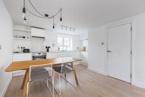 Kjøleskap, ovn, oppvaskmaskin og kaffetrakter/tekoker