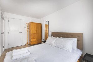 2 chambres, bureau, fer et planche à repasser