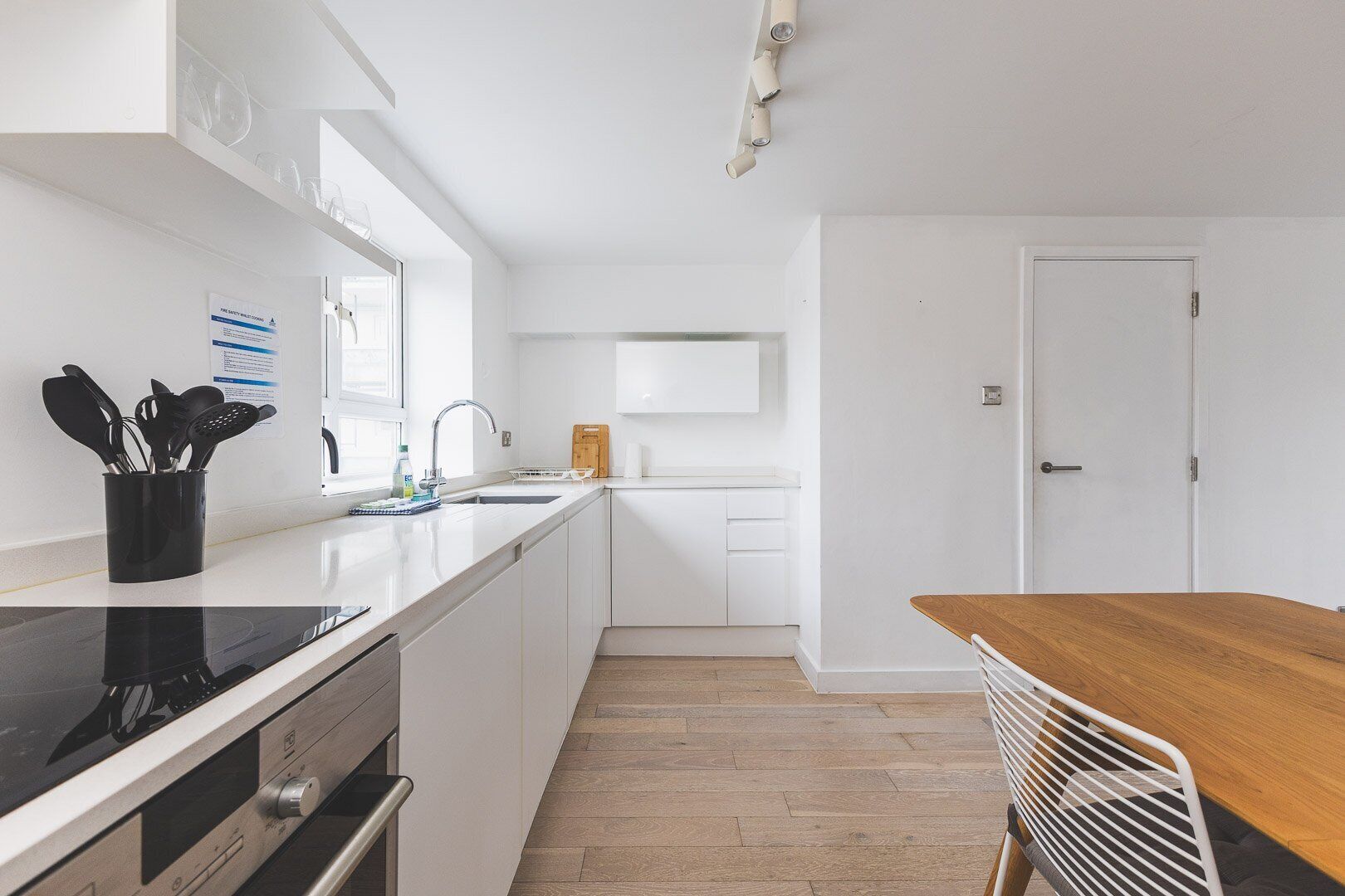 Kühlschrank, Ofen, Geschirrspüler, Wasserkocher mit Kaffee-/Teezubehör