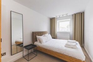 2 soverom, skrivebord og strykejern/-brett