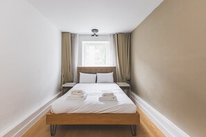 2 chambres, bureau, fer et planche à repasser