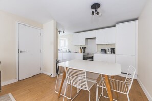 Réfrigérateur, un four, lave-vaisselle, cafetière-théière