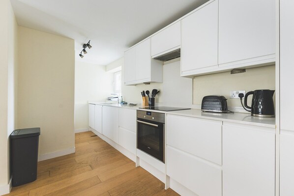 Réfrigérateur, un four, lave-vaisselle, cafetière-théière