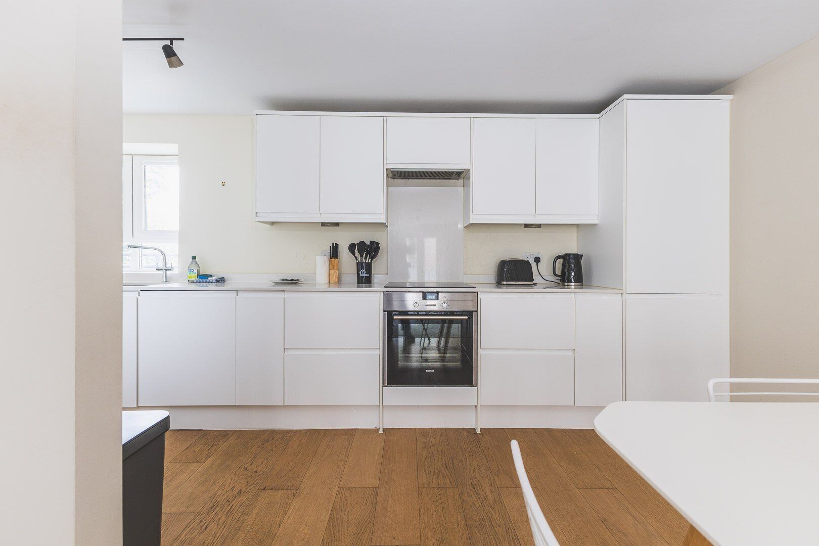 Fridge, oven, dishwasher, coffee/tea maker