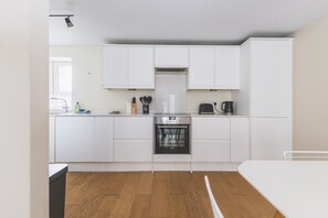 Kjøleskap, ovn, oppvaskmaskin og kaffetrakter/tekoker