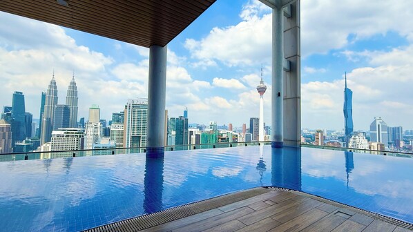 A rooftop infinity pool with a city skyline view, including prominent skyscrapers and a tower. - The Colony By Infinitum Flixses (Kuala Lumpur)