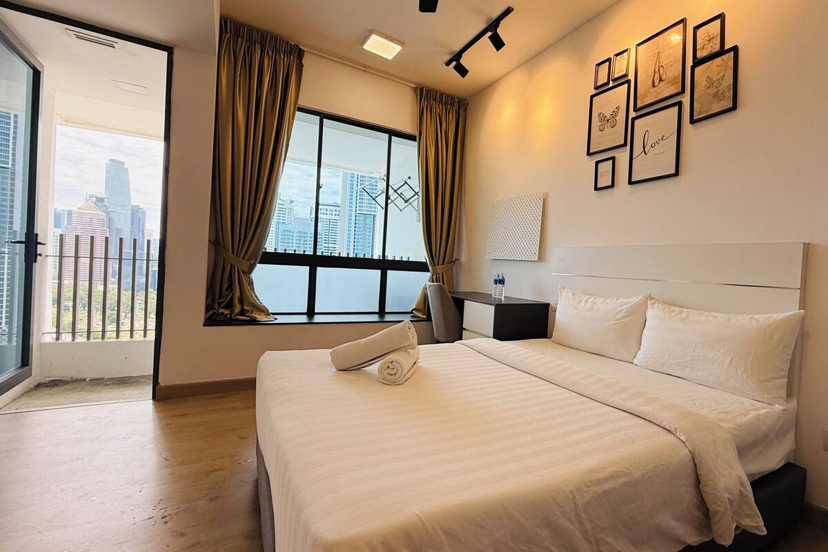 디럭스 스튜디오 스위트, 발코니 | 책상, 노트북 작업 공간, 암막 커튼, 다리미/다리미판