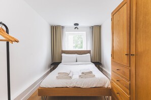 2 Schlafzimmer, Schreibtisch, Bügeleisen/Bügelbrett