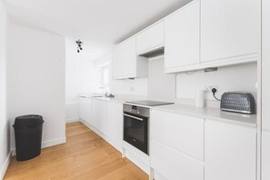 Fridge, oven, dishwasher, coffee/tea maker