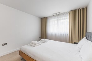 2 bedrooms, desk, iron/ironing board, bed sheets