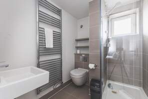 Ducha, secador de pelo y toallas