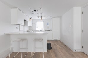 Fridge, oven, dishwasher, coffee/tea maker