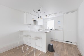 Kühlschrank, Ofen, Geschirrspüler, Wasserkocher mit Kaffee-/Teezubehör