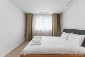 2 bedrooms, desk, iron/ironing board, bed sheets