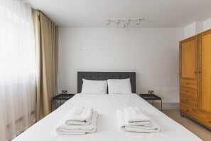 2 bedrooms, desk, iron/ironing board, bed sheets