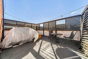 Appartement, 3 chambres | Restauration en plein air