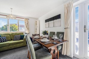 Apartamento, 3 habitaciones | Comedor