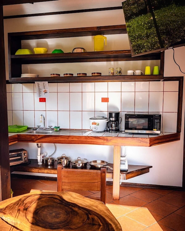 Een microgolfoven, een oven, een kookplaat, een broodrooster
