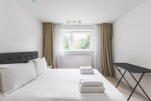 2 chambres, bureau, fer et planche à repasser