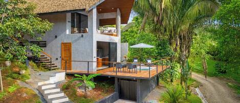 المنشأة من الخارج