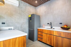 ثلاجة، ميكروويف، فرن، موقد طهي مسطح