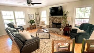 Smart TV, chimenea, impresora