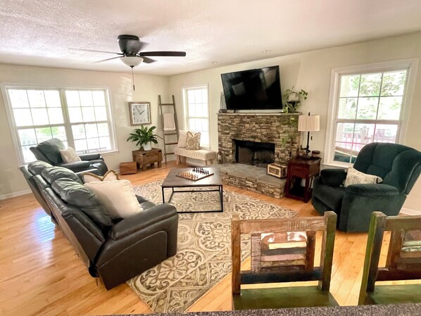 Smart TV, fireplace, printers - Etowah Valley Ranch - Peaceful, private, and serene (Dahlonega)