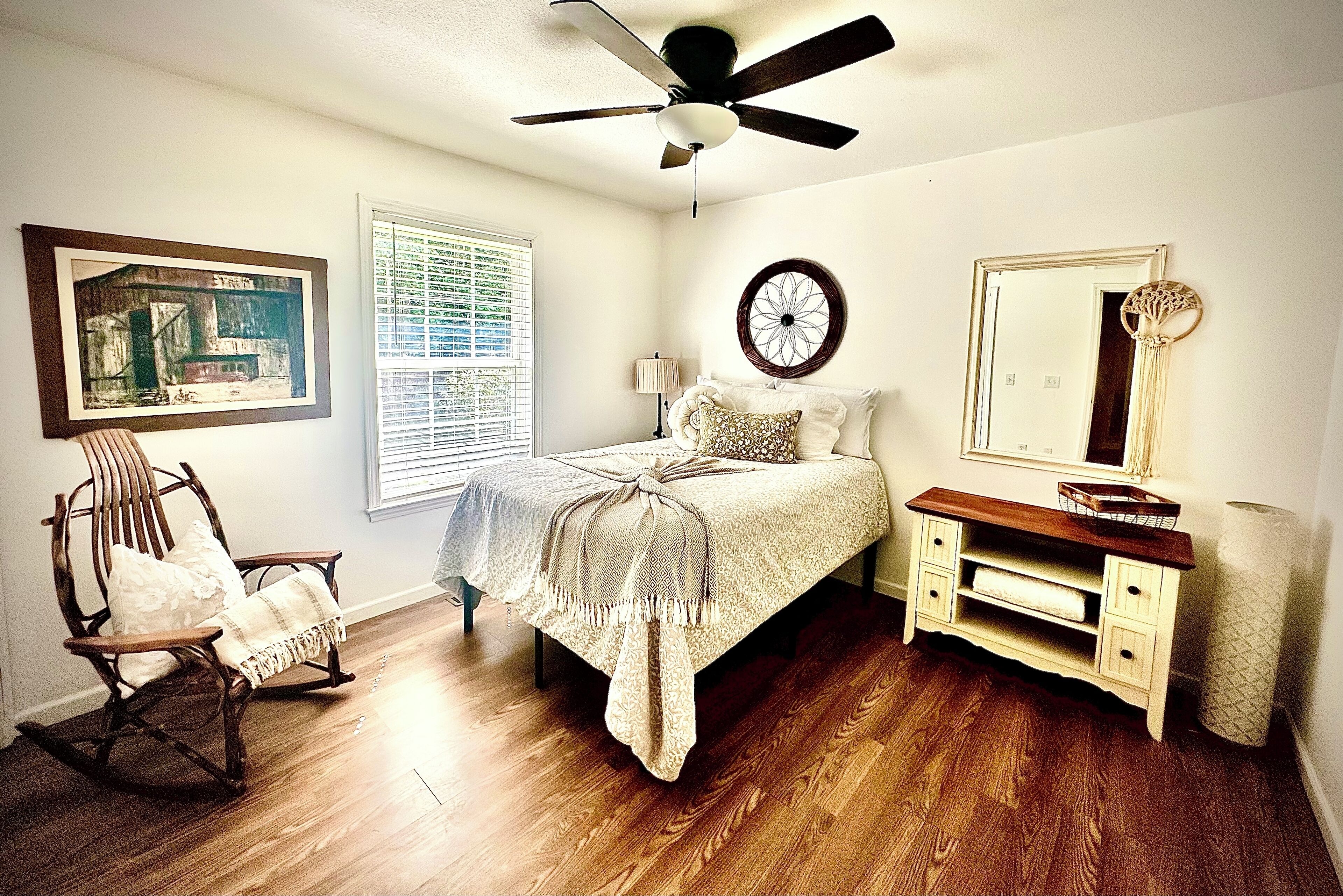 4 slaapkamers, een bureau, een strijkplank/strijkijzer, gratis wifi