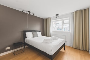 2 chambres, bureau, fer et planche Ă repasser