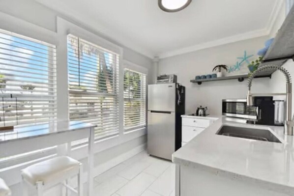 Kylskåp, mikrovågsugn, spishäll och kaffe- och tebryggare