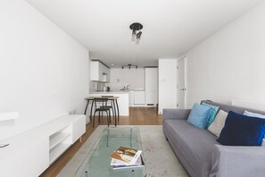Un apartamento moderno con cocina, comedor y sala de estar.