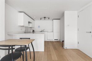 Réfrigérateur, un four, lave-vaisselle, cafetière-théière