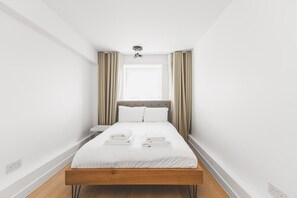 2 soverom, skrivebord og strykejern/-brett