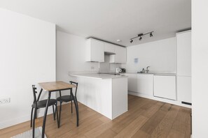 Fridge, oven, dishwasher, coffee/tea maker