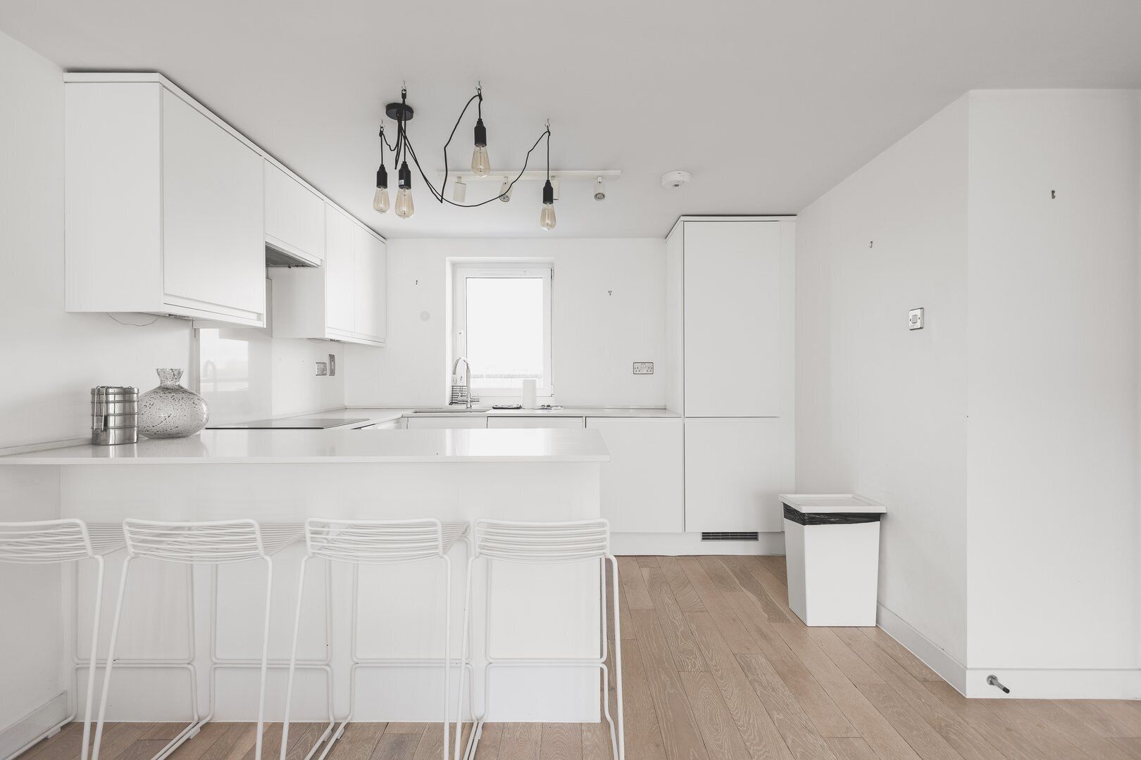 ثلاجة، فرن، غسالة أطباق، ماكينة لصنع القهوة/الشاي