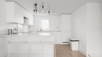 Fridge, oven, dishwasher, coffee/tea maker