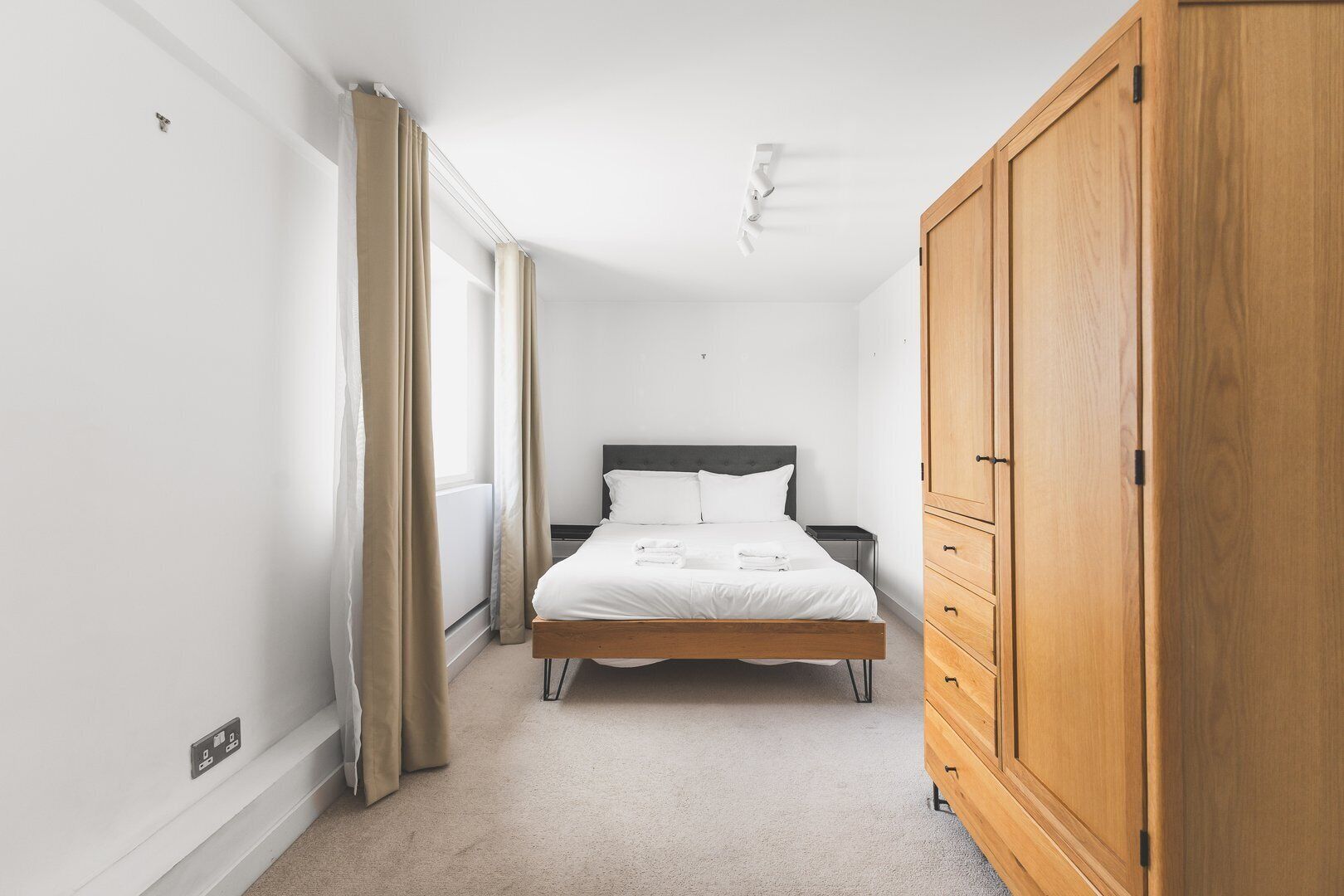 2 bedrooms, desk, iron/ironing board