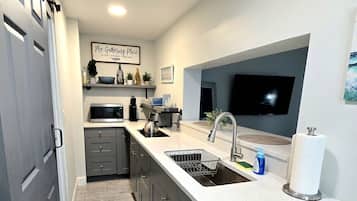 Kühlschrank, Mikrowelle, Herdplatte, Wasserkocher mit Kaffee-/Teezubehör