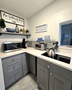 Frigorífic, placa de cuina i cafetera i tetera 