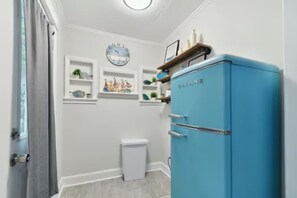 Hiustenkuivaaja, pyyhkeet, saippua, sampoo