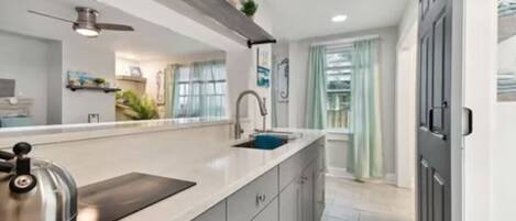 Réfrigérateur, plaque de cuisson, cafetiÚre/bouilloire