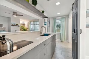 Jääkaappi, liesi, kahvin-/teenkeitin